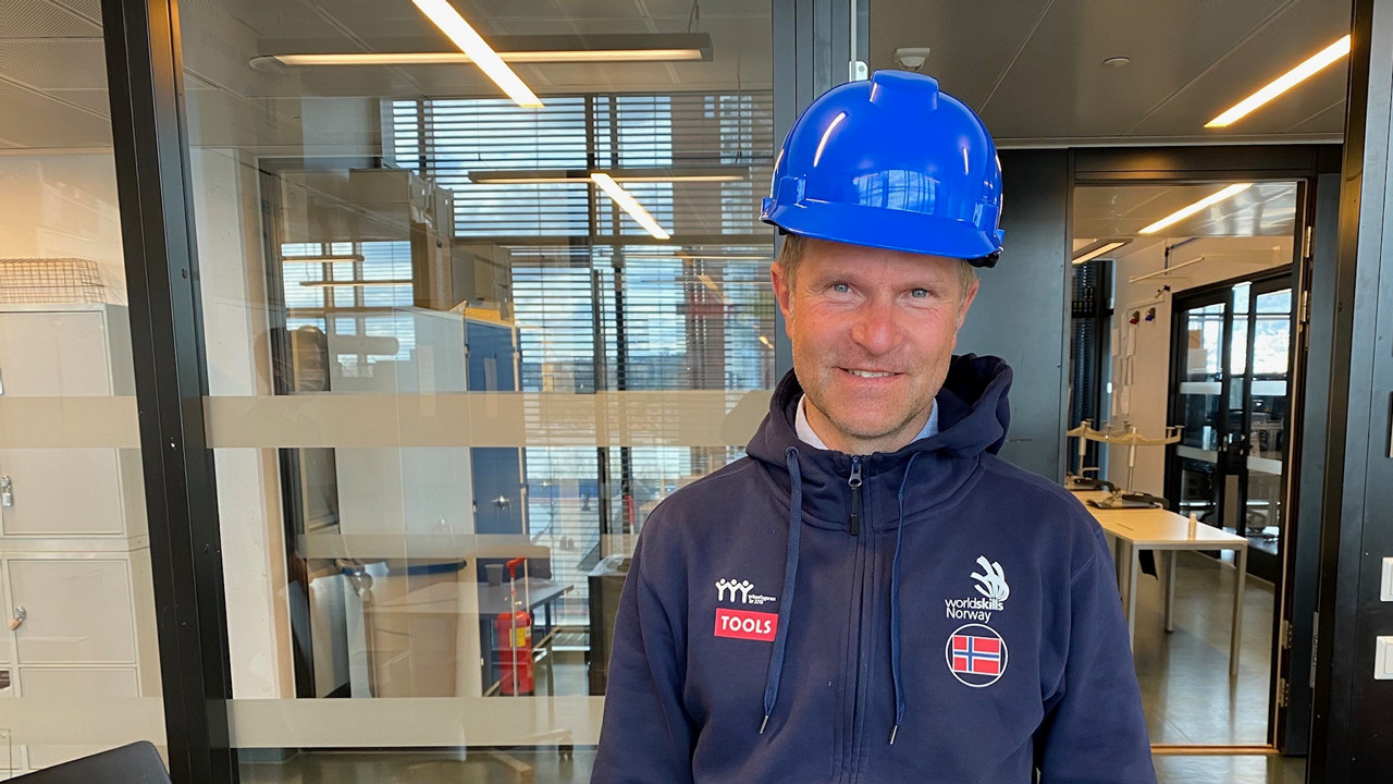 Daglig leder i WorldSkills Norway Bjørnar Valstad har tatt på seg den blå hjelmen, for å signalisere sin støtte til årets kåring av Norges Hyggeligste Håndverker, hvor han også er med i juryen.