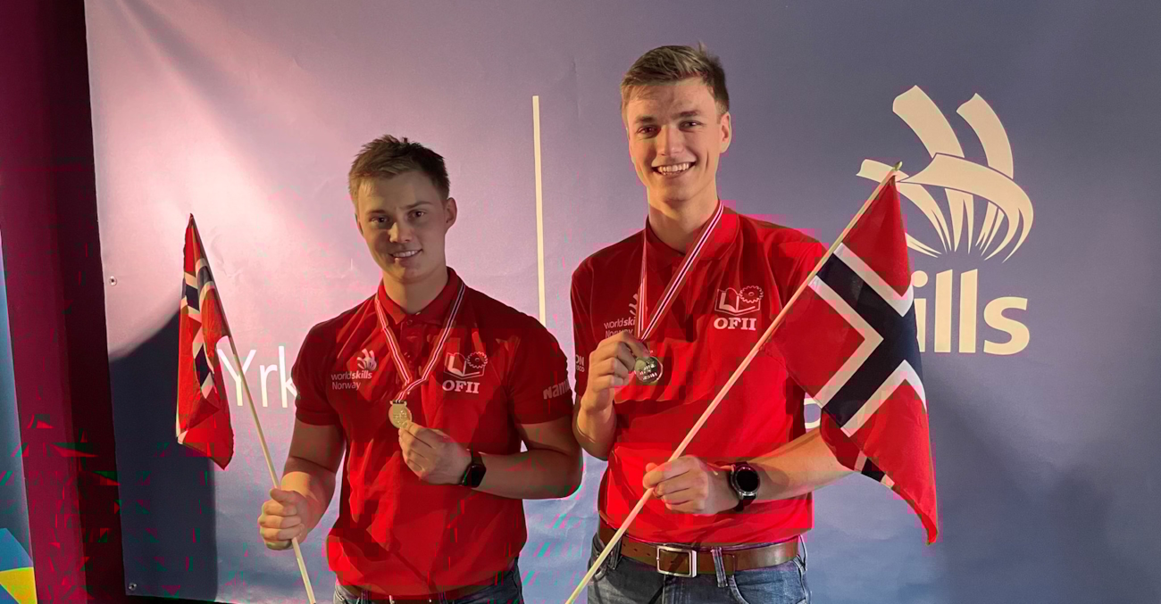 Vetle Midteng fra Hexagon Ragasco og Eskil Myhre fra Nammo Raufoss tok gull på hjemmebane i automatiseringsfaget under yrkes-NM i industrifag på Raufoss 26.-28. april 2022. Foto: Norsk Industri