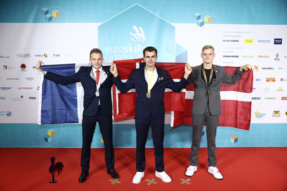 Per Magne Svardal (midten) tok gullmedalje i bilskadefaget under Yrkes-EM 2023 i Gdansk, Polen.
