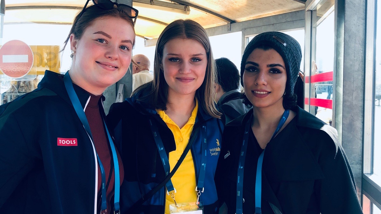  Internasjonalt vennskap. Ingeborg Furuseth fikk en god tone med Alva Lind fra Sverige og gullvinneren Raziyeh Jalili fra Iran.