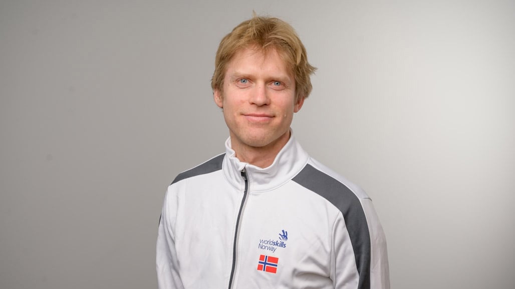 Håkon Seiertun er ekspert og trener i møbelsnekkerfaget for utøver Elise Jia Mei Nergård på det norske Yrkeslandslaget 2025.