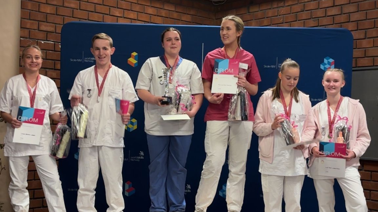 MEDALJEVINNERE: Fra venstre: Sølvvinnerne Synne Gravdal Larsen og Benjamin Hatleskog (Dalane vgs), gullvinnerne Mathilde Skoe Karlsen og Synnøve Lie (Nome vgs), og bronsevinnerne Line Toft Lorentzen og Mathea Sofie Søfteland (Dahlske vgs).
