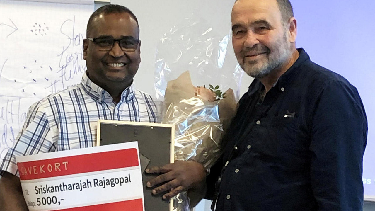 Årets renholder Sriskantharajah Rajagopal gratulerers av Stein Guldbrandsen, leder Yrkesseksjon samferdsel og teknisk i Fagforbundet. (Foto: Cecilie Haga, Fagforbundet)