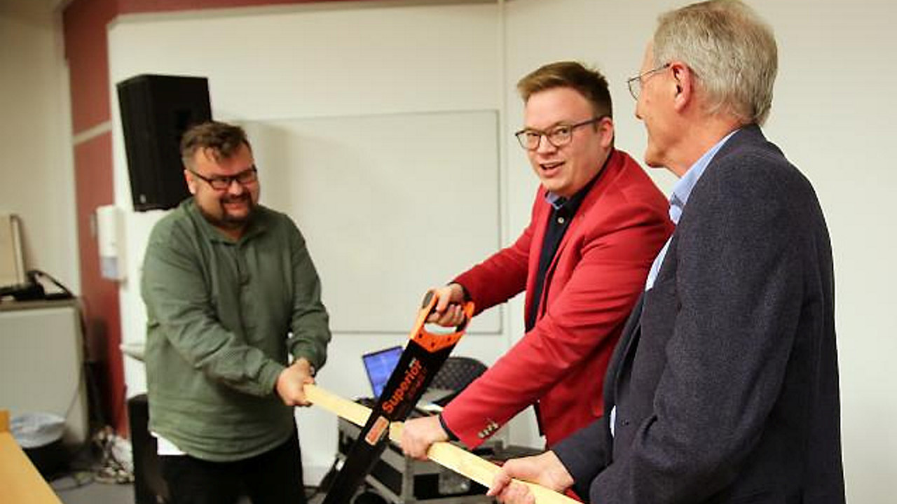 Fylkesordfører Even Aleksander Hagen sager over planken og åpner det nye studiet. (Foto: Høgskolen i Gjøvik)