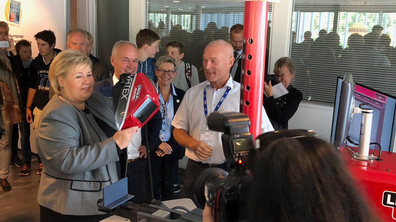Erna Solberg og Jan Tore Sanner på utstillingen Fremtidens Yrkesfag