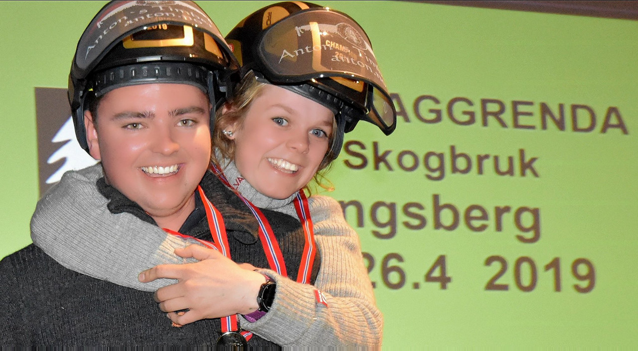 Vinnere av motorsag individuelt, ble Sivert Lindstad fra Jønsberg vgs. og Anna Gjønnes fra Tomb vgs. (Foto: Saggrenda vgs.)