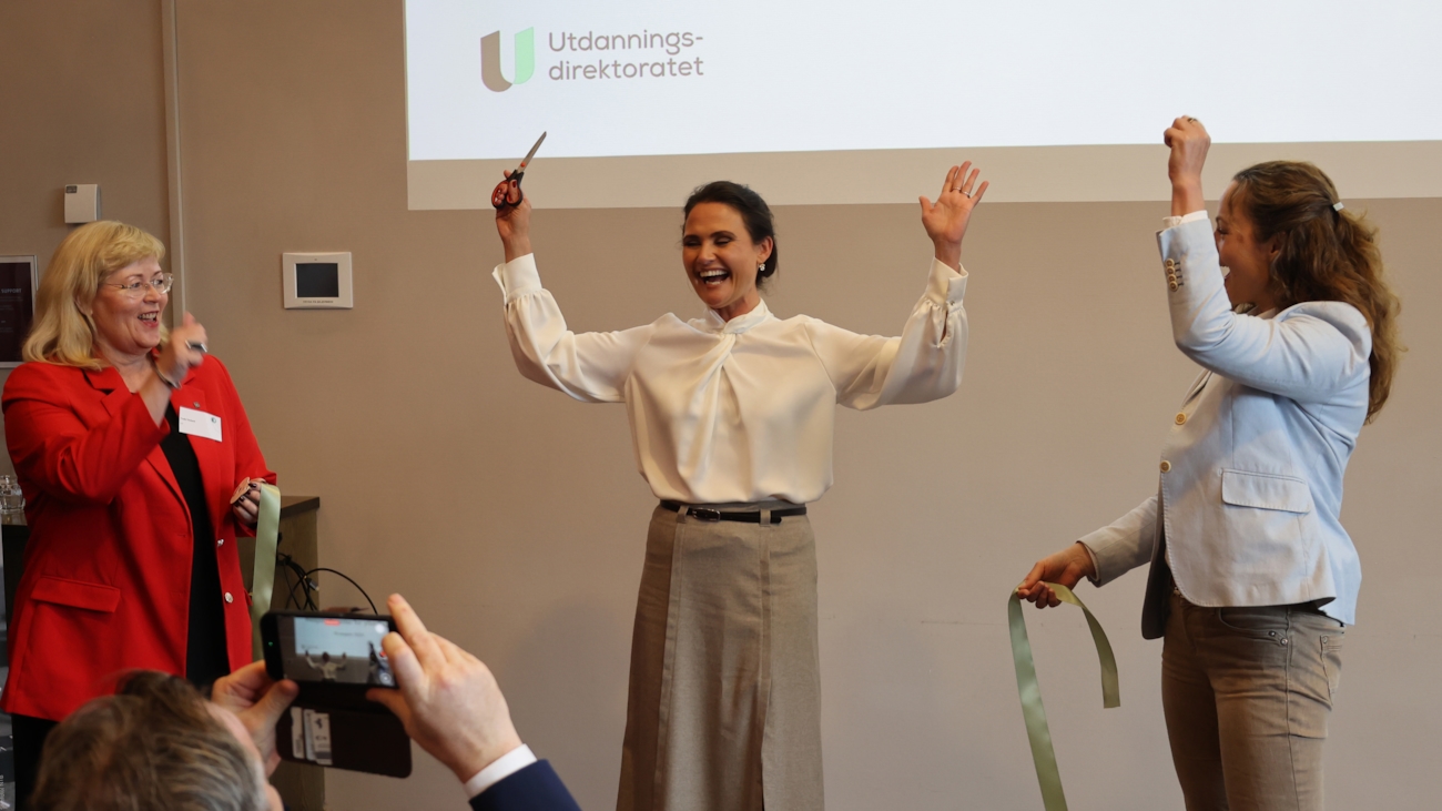 LO-sekretær Trude Tinnlund, kunnskapsminister Kari Nessa Nordtun og Rebekka Borsch, avdelingsleiar for kompetanse og innovasjon i NHO. 
