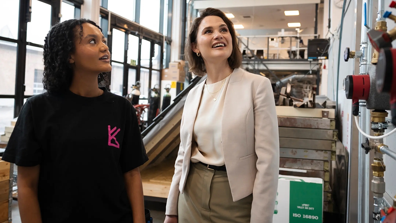 IMPONERTE MINISTEREN: Elektro-eleven Julia Ethan Dawit (17) viste juristen og politikeren Kari Nessa Nordtun (37) rundt i automasjons-klasserommet på Kuben yrkesarena. 