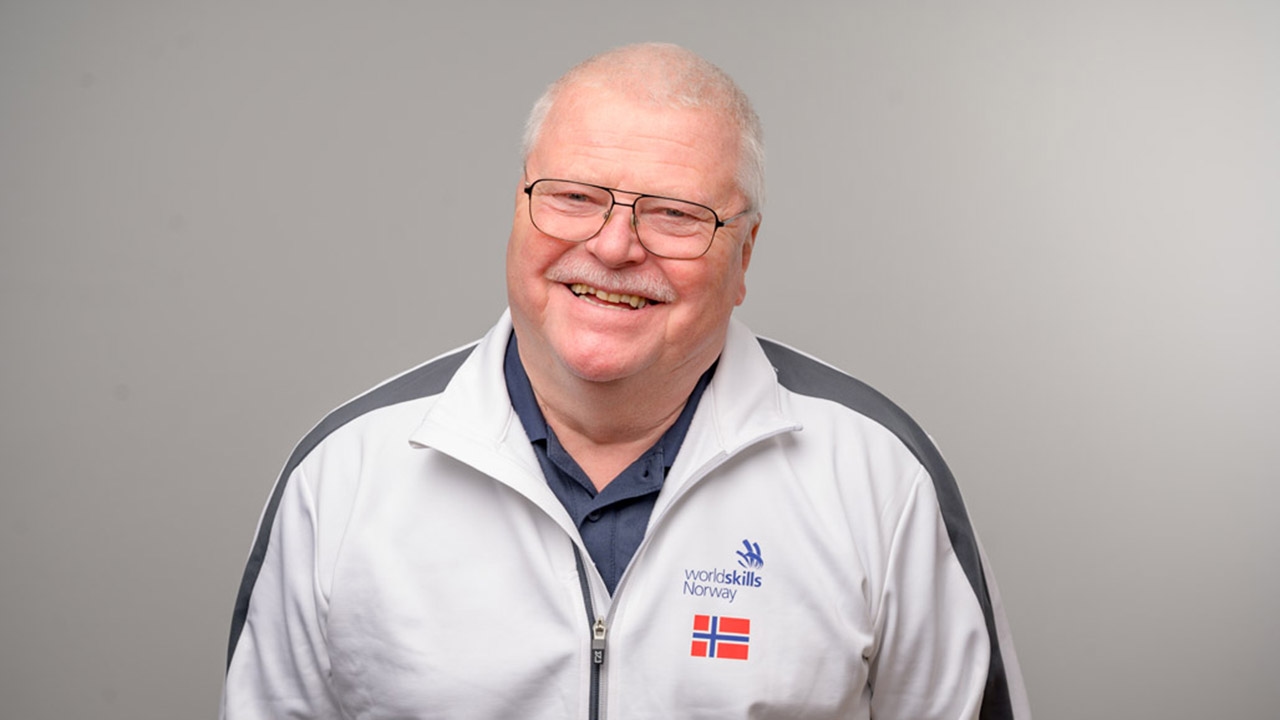  Svein Magnus Gjønvik er ekspert i kokkefaget og følger opp Felix Dalen frem mot Yrkes-EM 2025.