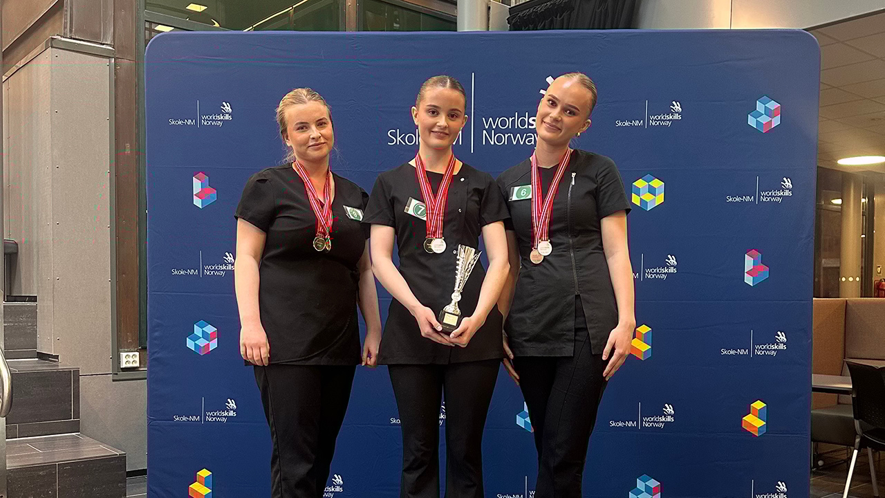 MEDALJEVINNERNE: Fra venstre: Bronsevinner Tiril Sørvik Bjorøy (Årstad vgs), gullvinner Zora Lotte Yri (Årstad vgs) og sølvvinner Kaja Haanæs Olufsen (Nannestad vgs) etter finalen i hudpleiefaget ved Storhamar videregående skole.