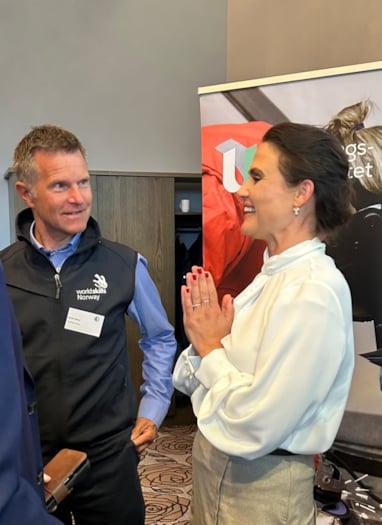 Daglig leder i WorldSkills Norway Bjørnar Valstad i samtale med kunnskapsminister Kari Nessa Nordtun under offisiell åpning av nasjonalt senter for yrkesfag i Molde 20. august 2025.
