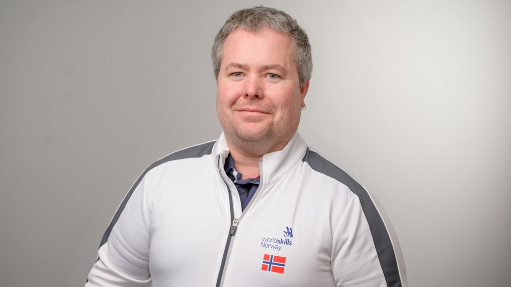 Frank Isaksen fra Kristiansand er ekspert i tungbilfaget på det norske Yrkeslandslaget som deltar i Yrkes-EM 2025. Til daglig jobber han som plassjef hos Mandal Last og Buss AS