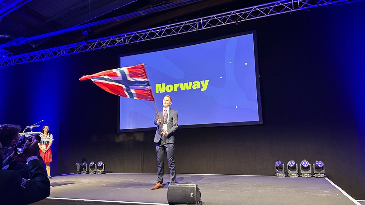 Norges deltaker i Yrkes-VM 2022 i elektrikerfaget er Fredrik Vehus Skjerve. Her fra åpningsseremonien.