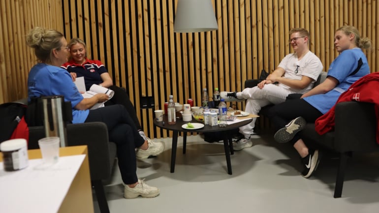 Etter konkurransedagen: Henrik og Kaja i samtale med sine respektive eksperter og dommere – en viktig del av læringen på treningscampen.