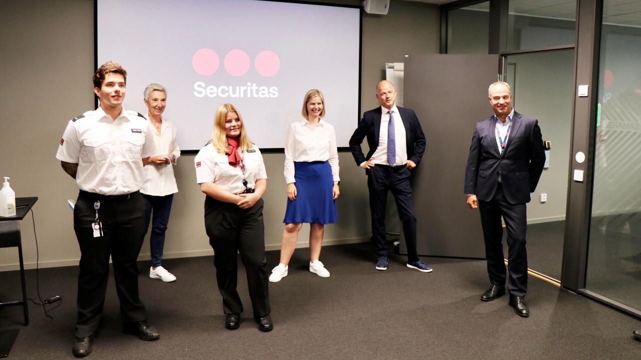 Fra venstre: Lærling Gabriel Karatepe (22), konstituert LO-leder Peggy Hessen Følsvik, lærling Sandra Haugan (20), kunnskapsminister Guri Melby, adm dir i NHO Ole-Erik Almlid og adm dir i Securitas Martin Holmen. (Foto: WorldSkills Norway)