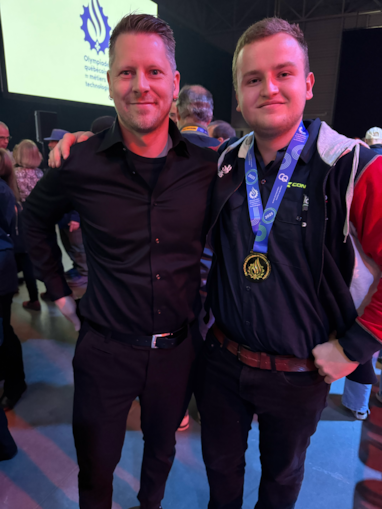 Trener og utøver: Per Arne Jansen (t.v.) og Simen Totland Bergsholm feirer gull under yrkeskonkurransen i Québec. Sammen har de løftet norsk bilfag til internasjonalt toppnivå.