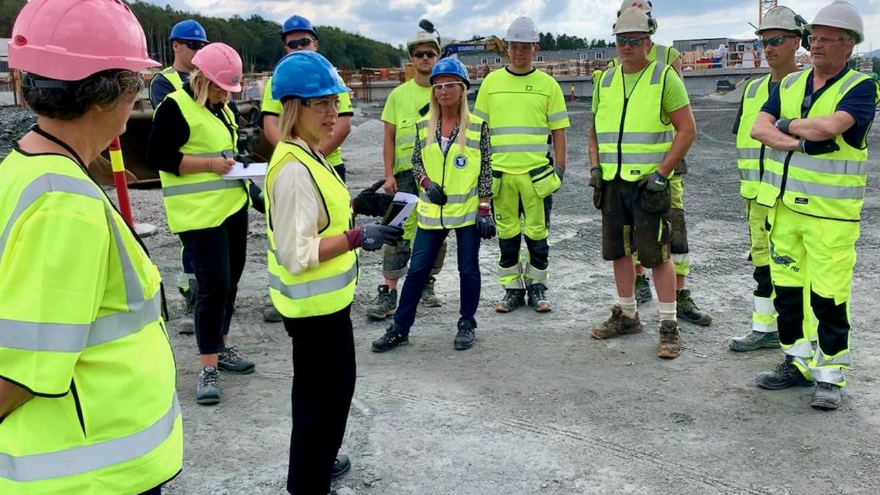 Fylkesordfører Marianne Chesak i engasjert samtale med entreprenører og lærlinger på byggeplassen til nye Stavanger universitetssykehus. (Foto: Eilin Tvedt-Gundersen)