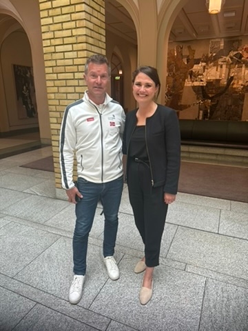 Bjørnar Valstad møtte kunnskapsminister Kari Nessa Nordtun i vandrehallen på Stortinget i dag i forbindelse med fremleggelse av revidert nasjonalbudsjett 2024. 