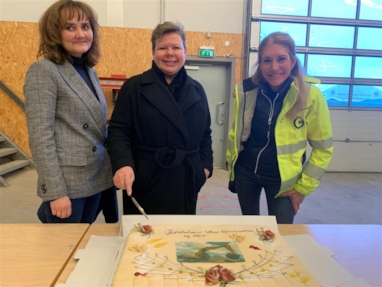 FEIRET MED KAKE: Rektor Hanne Lorentzen, fylkesrådsleder Siv Henriette Jacobsen og Maskinentreprenørenes forbunds direktør Julie Brodtkorb markerte utstyrsinnkjøpet med kake. | Fotograf: Pål Vikesland, Viken fylkeskommune