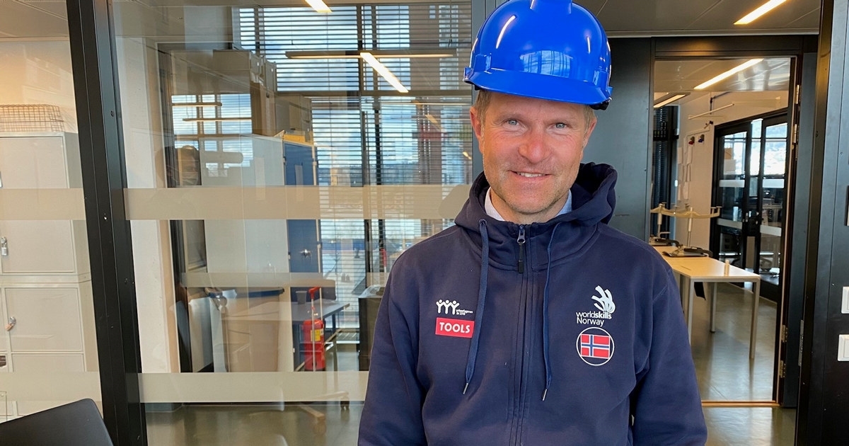 Bjørnar Valstad, daglig leder i WorldSkills Norway og tidligere elektrofaglærer, understreker viktigheten av praktisk læring og yrkesfaglig utdanning for å møte fremtidens arbeidsmarkedsbehov.